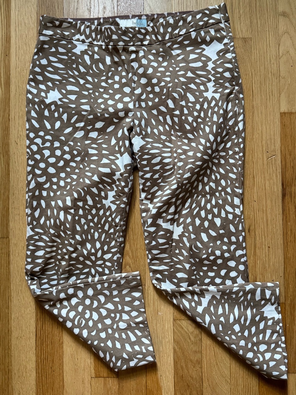 Boden Brown and White Floral Dahlia Cropped Pants